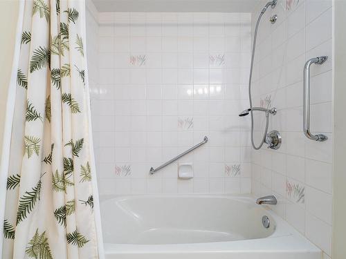 212 9926 100 Avenue, Fort Saskatchewan, AB - Indoor Photo Showing Bathroom