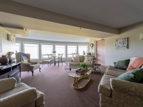 212 9926 100 Avenue, Fort Saskatchewan, AB - Indoor Photo Showing Living Room