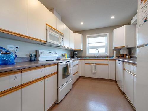 212 9926 100 Avenue, Fort Saskatchewan, AB - Indoor Photo Showing Kitchen