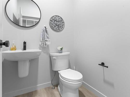 9226 Pear Drive, Edmonton, AB - Indoor Photo Showing Bathroom