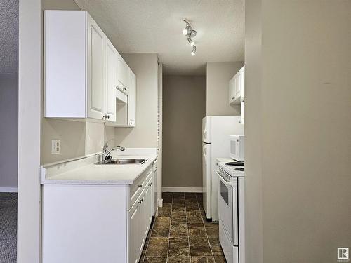 401 10883 Saskatchewan Drive, Edmonton, AB - Indoor Photo Showing Kitchen