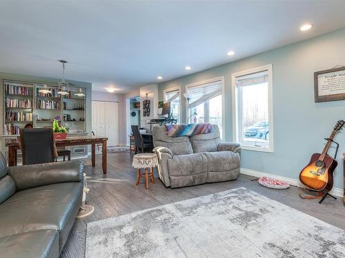 121 20212 Twp Road 510, Rural Strathcona County, AB - Indoor Photo Showing Living Room