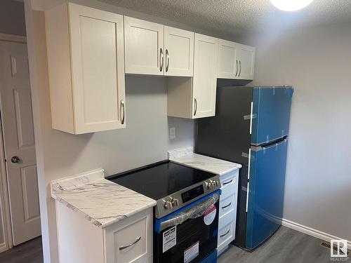 20 Willowdale Place, Edmonton, AB - Indoor Photo Showing Kitchen