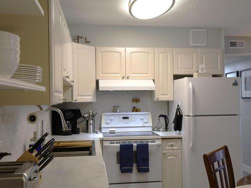 204 11825 71 Street, Edmonton, AB - Indoor Photo Showing Kitchen