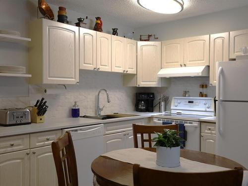 204 11825 71 Street, Edmonton, AB - Indoor Photo Showing Kitchen