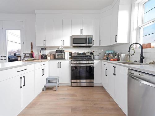 15303-15309 95 Avenue, Edmonton, AB - Indoor Photo Showing Kitchen