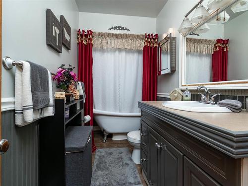 325 52306 Rge Road 212, Rural Strathcona County, AB - Indoor Photo Showing Bathroom