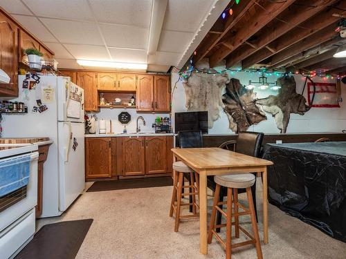 325 52306 Rge Road 212, Rural Strathcona County, AB - Indoor Photo Showing Kitchen