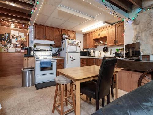 325 52306 Rge Road 212, Rural Strathcona County, AB - Indoor Photo Showing Kitchen