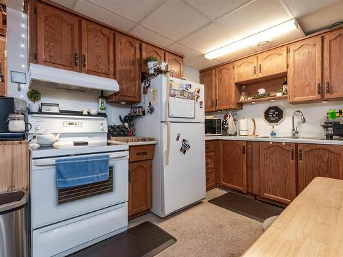 325 52306 Rge Road 212, Rural Strathcona County, AB - Indoor Photo Showing Kitchen