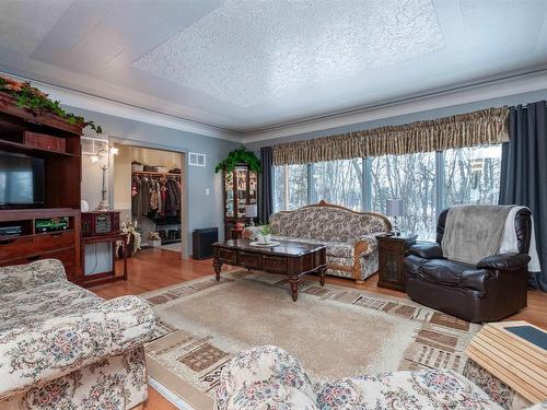 325 52306 Rge Road 212, Rural Strathcona County, AB - Indoor Photo Showing Living Room