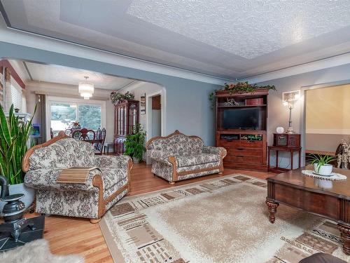 325 52306 Rge Road 212, Rural Strathcona County, AB - Indoor Photo Showing Living Room