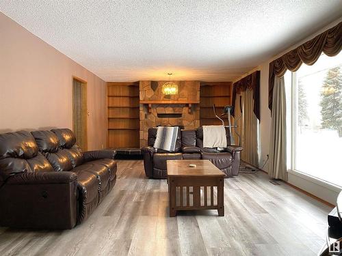 5428 49 Street, Warburg, AB - Indoor Photo Showing Living Room