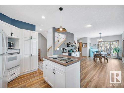 171 51268 Rge Road 204, Rural Strathcona County, AB - Indoor Photo Showing Kitchen