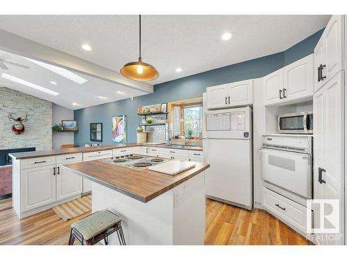 171 51268 Rge Road 204, Rural Strathcona County, AB - Indoor Photo Showing Kitchen