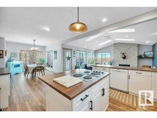 171 51268 Rge Road 204, Rural Strathcona County, AB - Indoor Photo Showing Kitchen