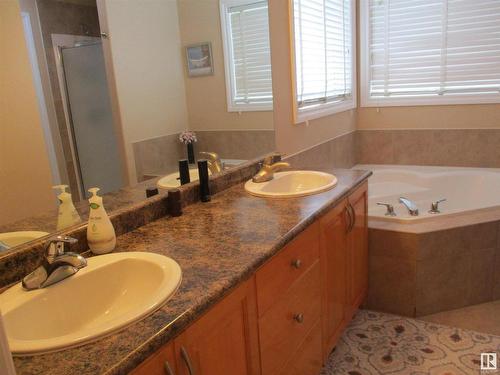 11904 175 Avenue Nw, Edmonton, AB - Indoor Photo Showing Bathroom