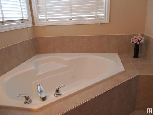 11904 175 Avenue Nw, Edmonton, AB - Indoor Photo Showing Bathroom