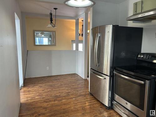 120 Brantford Street, Spruce Grove, AB - Indoor Photo Showing Kitchen