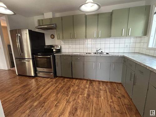 120 Brantford Street, Spruce Grove, AB - Indoor Photo Showing Kitchen With Double Sink