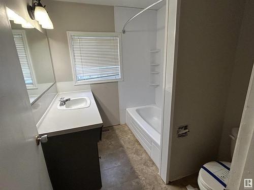 120 Brantford Street, Spruce Grove, AB - Indoor Photo Showing Bathroom