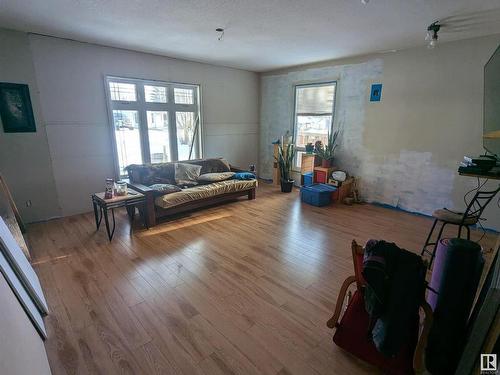 525 5 Street, Rural Lac Ste. Anne County, AB - Indoor Photo Showing Living Room