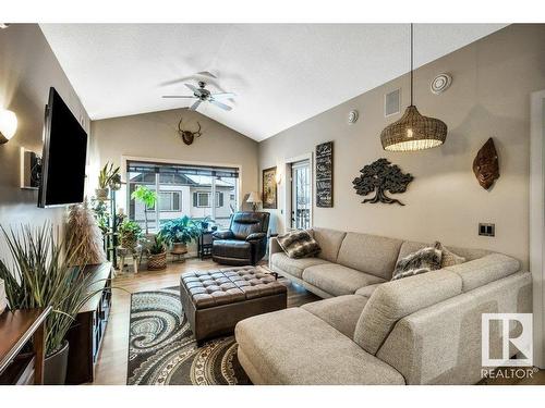 34 2565 Hanna Crescent, Edmonton, AB - Indoor Photo Showing Living Room