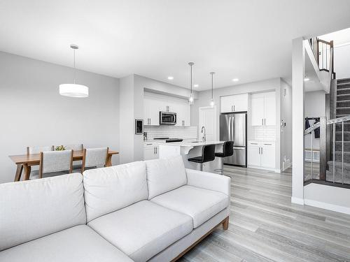 100 Kingsbury Circle, Spruce Grove, AB - Indoor Photo Showing Living Room