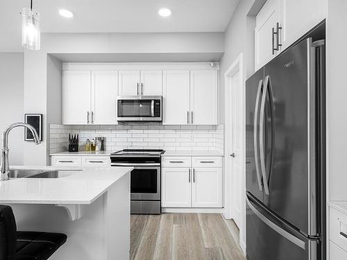 100 Kingsbury Circle, Spruce Grove, AB - Indoor Photo Showing Kitchen With Double Sink With Upgraded Kitchen