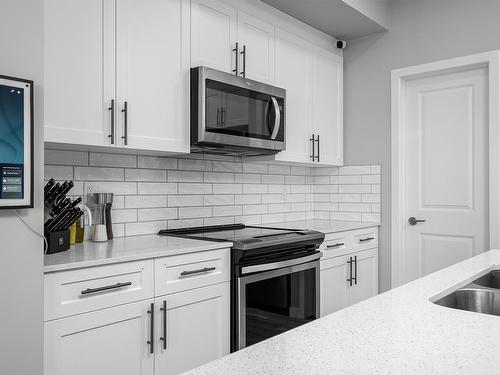 100 Kingsbury Circle, Spruce Grove, AB - Indoor Photo Showing Kitchen With Double Sink With Upgraded Kitchen