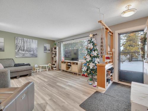 5009 47 Ave, Thorsby, AB - Indoor Photo Showing Living Room