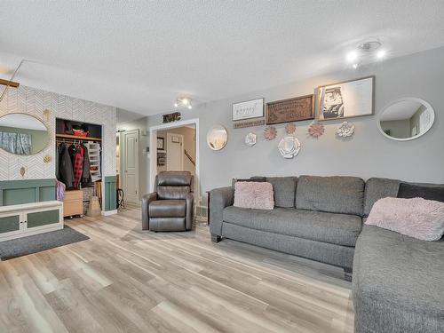 5009 47 Ave, Thorsby, AB - Indoor Photo Showing Living Room