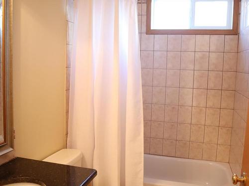 16002 67A Street Nw, Edmonton, AB - Indoor Photo Showing Bathroom