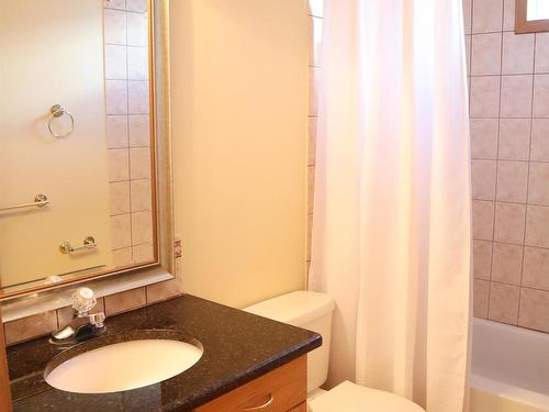 16002 67A Street Nw, Edmonton, AB - Indoor Photo Showing Bathroom