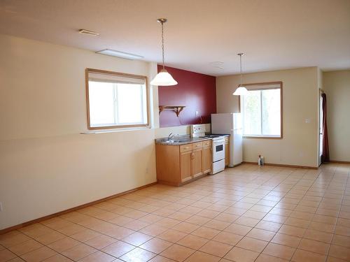 16002 67A Street Nw, Edmonton, AB - Indoor Photo Showing Kitchen