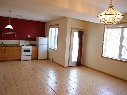 16002 67A Street Nw, Edmonton, AB - Indoor Photo Showing Kitchen