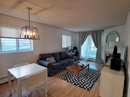 103 10810 86 Avenue, Edmonton, AB - Indoor Photo Showing Living Room