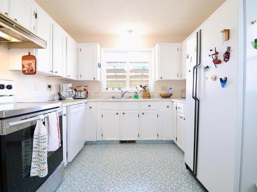 4417 Lakeshore Drive, Bonnyville Town, AB - Indoor Photo Showing Kitchen