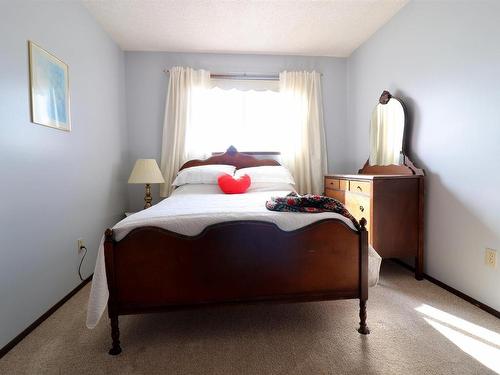 4417 Lakeshore Drive, Bonnyville Town, AB - Indoor Photo Showing Bedroom