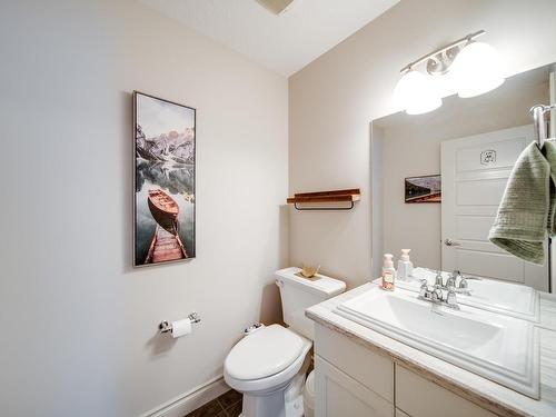 616 42 Avenue Nw, Edmonton, AB - Indoor Photo Showing Bathroom