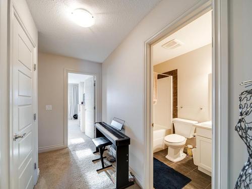 616 42 Avenue Nw, Edmonton, AB - Indoor Photo Showing Bathroom