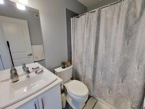 2115 15 Avenue, Edmonton, AB - Indoor Photo Showing Bathroom