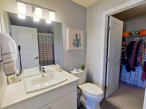 2115 15 Avenue, Edmonton, AB - Indoor Photo Showing Bathroom