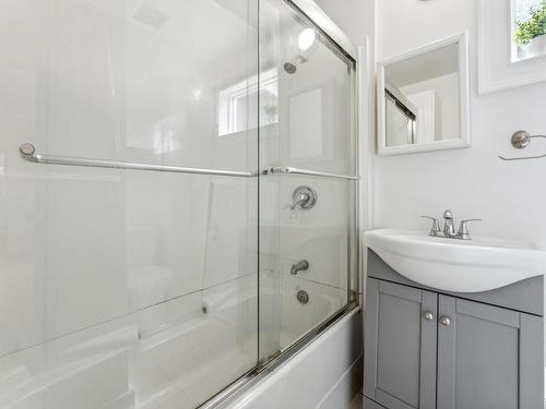 11211 93 Street, Edmonton, AB - Indoor Photo Showing Bathroom