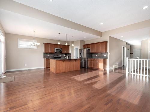 633 Cantor Landing, Edmonton, AB - Indoor Photo Showing Kitchen