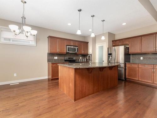 633 Cantor Landing, Edmonton, AB - Indoor Photo Showing Kitchen