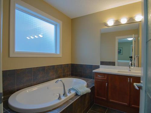 16724 119 Street, Edmonton, AB - Indoor Photo Showing Bathroom