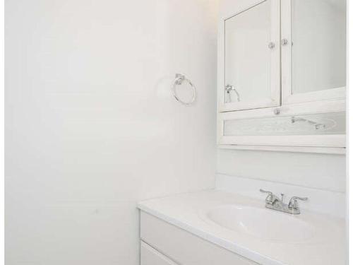 218 Abbottsfield Road, Edmonton, AB - Indoor Photo Showing Bathroom