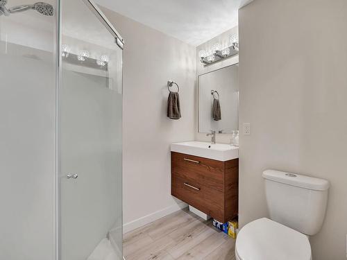 7314 Armour Crescent, Edmonton, AB - Indoor Photo Showing Bathroom