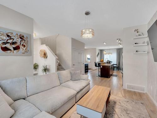 7314 Armour Crescent, Edmonton, AB - Indoor Photo Showing Living Room